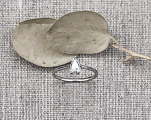 Image of  Platinum pear shape white diamond ring (IOW152)