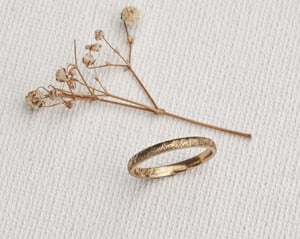 Image of 18ct gold 2mm horn texture ring