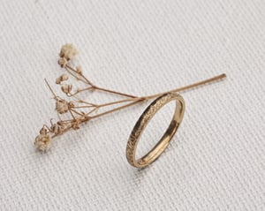 Image of 18ct gold 2mm horn texture ring