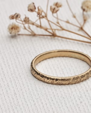 Image of 18ct gold 2mm horn texture ring