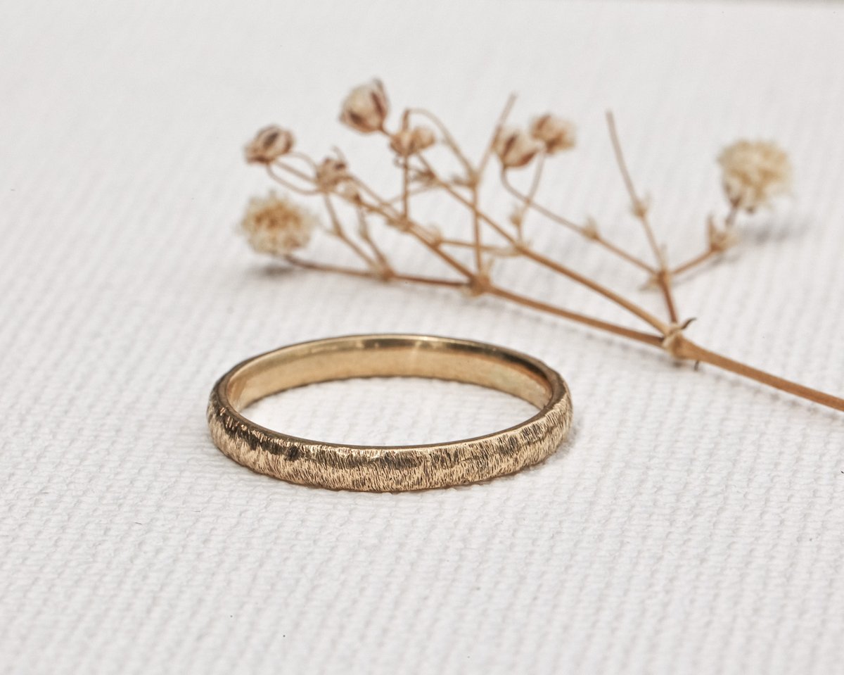 Image of 18ct gold 2mm horn texture ring