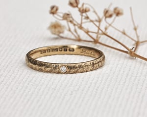 Image of 18ct gold 2mm horn texture ring