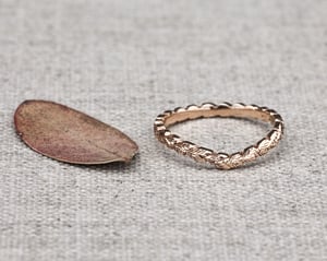 Image of 18ct rose gold 2mm laurel leaf carved wishbone ring