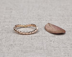 Image of 18ct rose gold 2mm laurel leaf carved wishbone ring