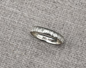 Image of 9ct white gold 4mm horn texture ring