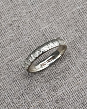 Image of 9ct white gold 4mm horn texture ring