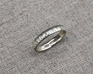 Image of 9ct white gold 4mm horn texture ring