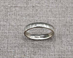 Image of 9ct white gold 4mm horn texture ring