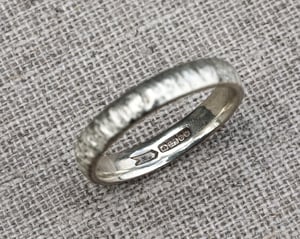 Image of 9ct white gold 4mm horn texture ring