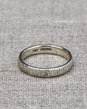 Image of 9ct white gold 4mm horn texture ring