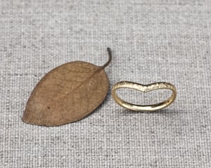 Image of 18ct gold, 2mm, horn textured, wishbone ring