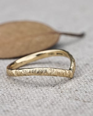 Image of 18ct gold, 2mm, horn textured, wishbone ring