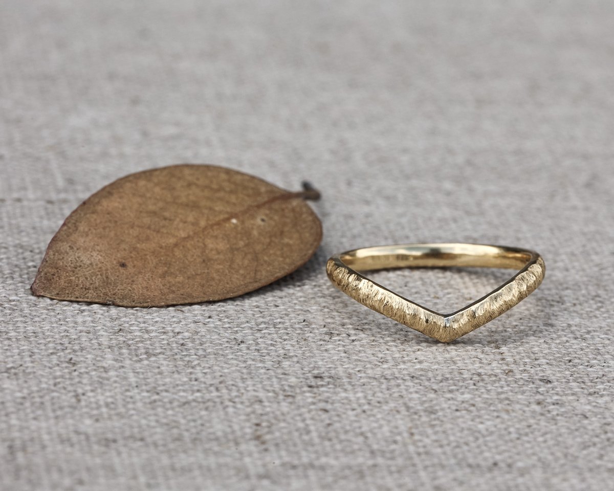 Image of 18ct gold, 2mm, horn textured, wishbone ring