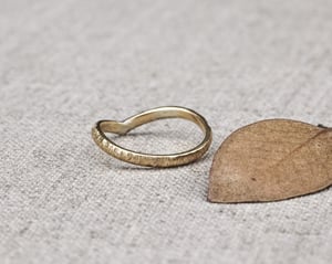 Image of 18ct gold, 2mm, horn textured, wishbone ring