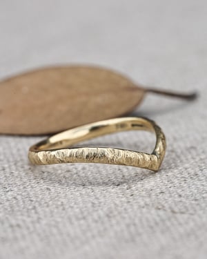 Image of 18ct gold, 2mm, horn textured, wishbone ring