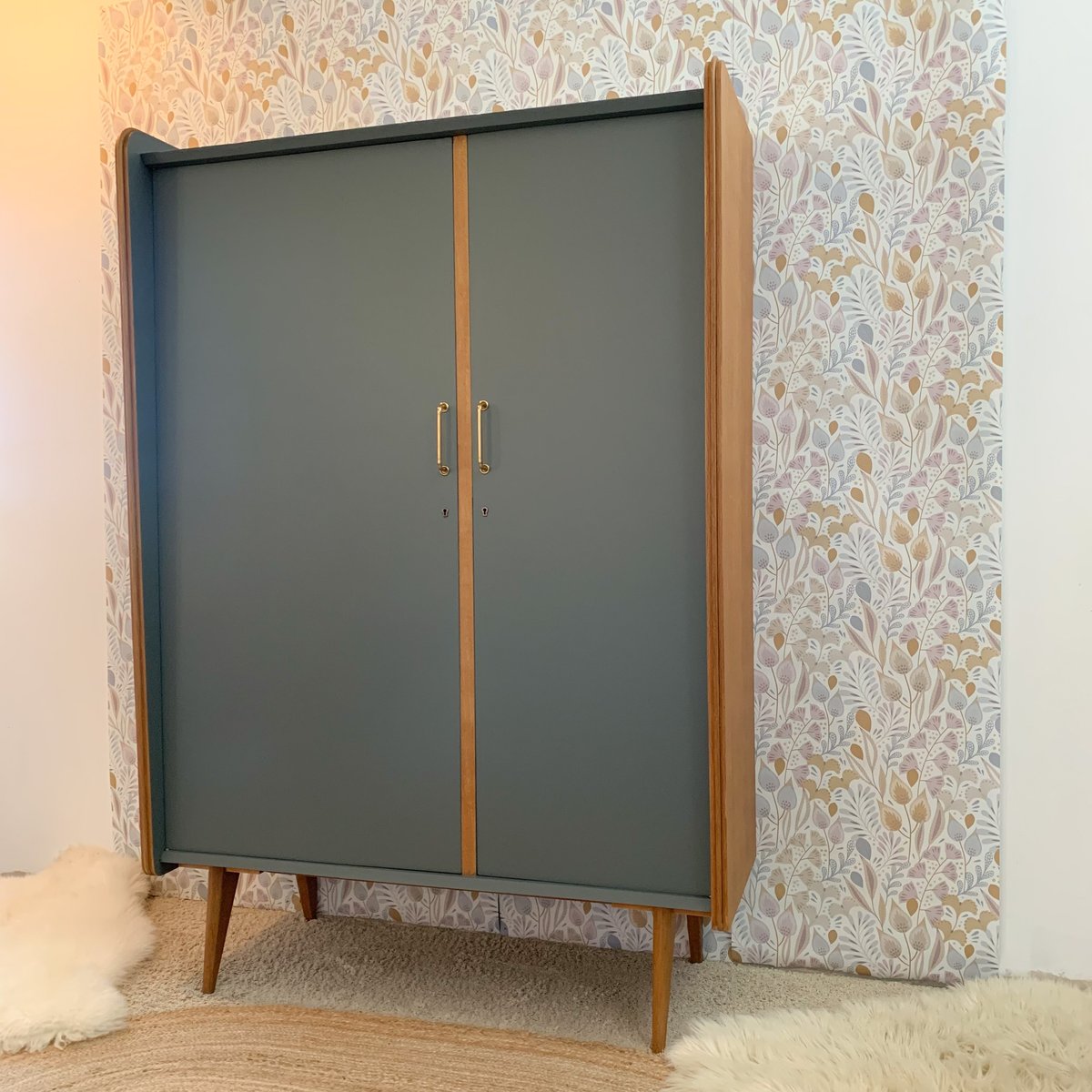 Image of VENDUE/SOLD OUT Armoire Pieds Compas Mellow