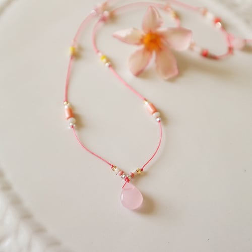 Image of Collier jade rose et lien rose fluo