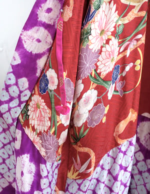 Image of Kort silke kimono dame med shibori prikmønster i lilla og blå