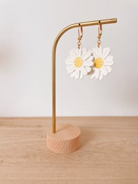 Image 2 of  La marguerite, broche ou boucles d'oreilles en cuir