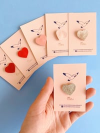 Image 1 of Le petit coeur, pin's en cuir