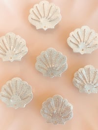 Image 1 of La coquille Saint-Jacques, broche en cuir