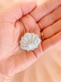 Image 5 of La coquille Saint-Jacques, broche en cuir