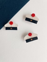 Image 1 of  Le béret marin, broche en cuir