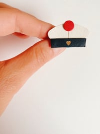 Image 3 of  Le béret marin, broche en cuir