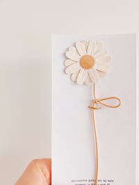 Image 4 of La marguerite - fleur de peau à la tige