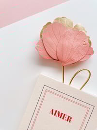 Image 3 of La pivoine - fleur de peau à la tige