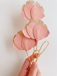 Image 2 of La pivoine - fleur de peau à la tige