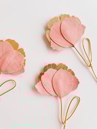 Image 1 of La pivoine - fleur de peau à la tige
