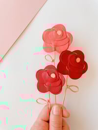 Image 1 of La rose - fleur de peau à la tige