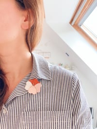 Image 2 of La pensée vagabonde, broche en cuir