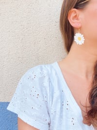 Image 3 of  La marguerite, broche ou boucles d'oreilles en cuir