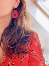 Image 3 of Le gentil coquelicot, broche ou boucles d'oreilles en cuir