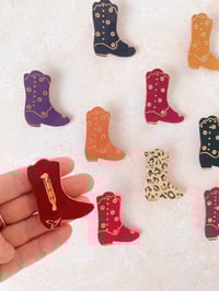 Image 4 of Les santiags fleuries, broches en cuir
