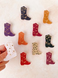 Image 3 of Les santiags fleuries, broches en cuir