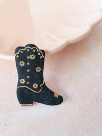 Image 2 of Les santiags fleuries, broches en cuir