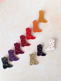 Image 1 of Les santiags fleuries, broches en cuir