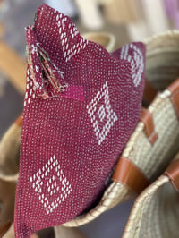 Image 1 of Grande pochette plate en Kantha - teintes bordeaux  & saumon