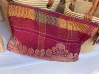 Image 3 of Grande pochette plate en Kantha - teintes bordeaux  & saumon