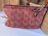 Image 5 of Grande pochette plate en Kantha - teintes bordeaux  & saumon