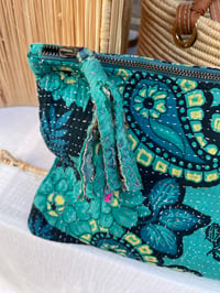 Image 1 of Grande pochette plate en kantha / teintes turquoise ou bleue