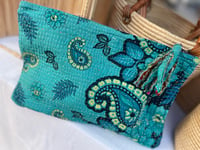 Image 2 of Grande pochette plate en kantha / teintes turquoise ou bleue