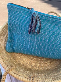 Image 4 of Grande pochette plate en kantha / teintes turquoise ou bleue