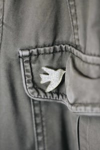 Image 2 of SWALLOW Broche