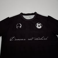 Image 3 of "L'amour est déchiré" football t-shirt
