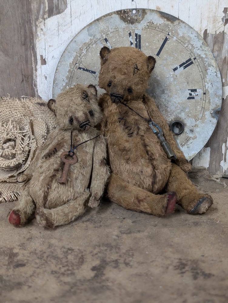 Image of 7" -  Old Frumpy Primitive Teddy Bear w/antique skeleton key  by Whendi's Bears.