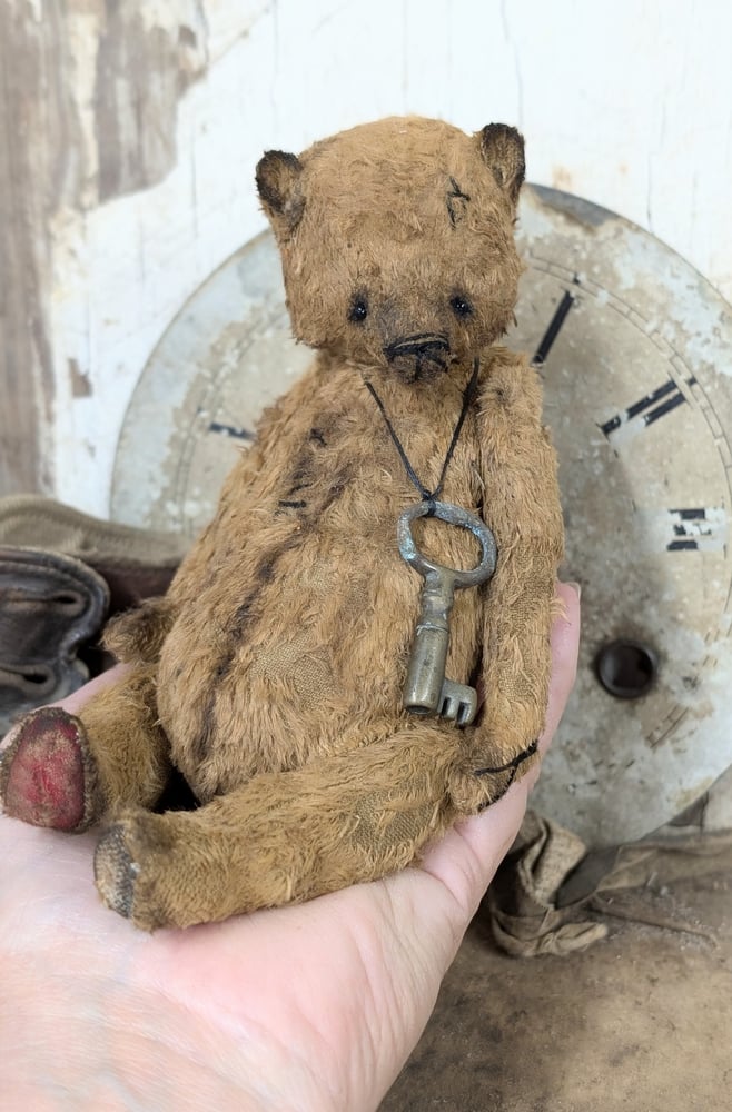 Image of 7" -  Old Frumpy Primitive Teddy Bear w/antique skeleton key  by Whendi's Bears.